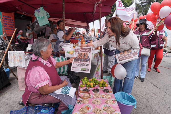 Recorrido y entrega de material informativo en un tianguis tradicional de Morelia.