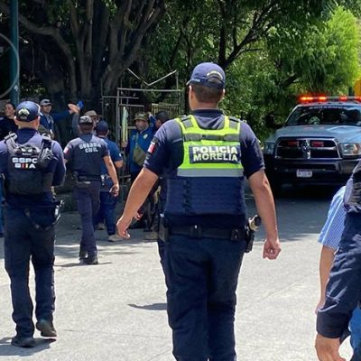 Cuerpos de rescate y elementos de búsqueda inspeccionando el cauce de un río en Morelia, Michoacán.