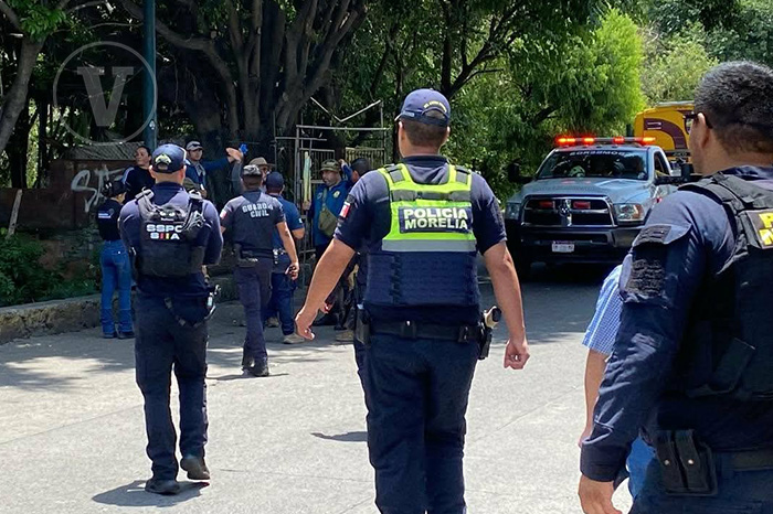 Cuerpos de rescate y elementos de búsqueda inspeccionando el cauce de un río en Morelia, Michoacán.