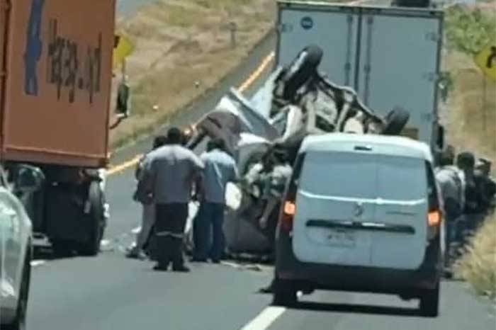 amión de carga volcado a un costado de la autopista México-Guadalajara en Michoacán.