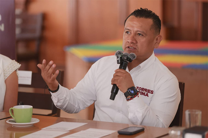Carlos Torres Piña durante una rueda de prensa en el municipio de Sahuayo.