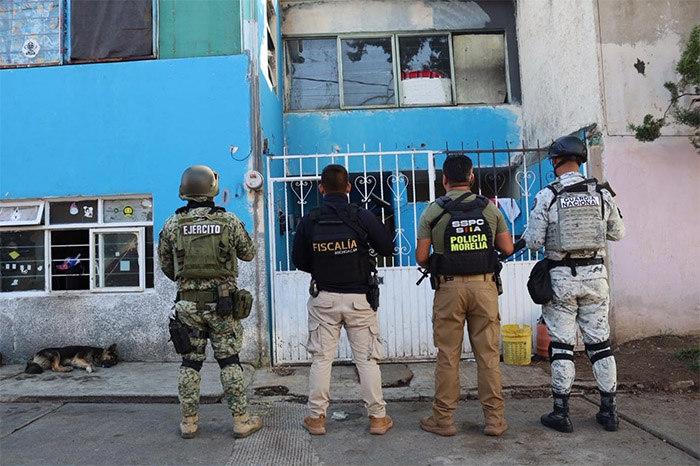 Elementos de seguridad durante un operativo de cateo de la FGE en Michoacán.