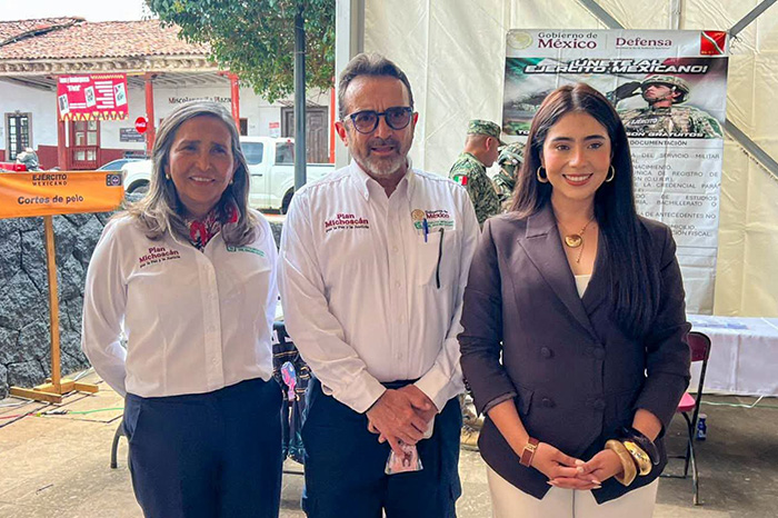 Módulos de atención ciudadana y asistencia de habitantes durante la Feria del Bienestar en la Plazuela Miguel Hidalgo de Ario.
