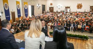 La rectora Yarabí Ávila González y autoridades universitarias durante la entrega de constancias a egresados de la Facultad de Odontología de la UMSNH.