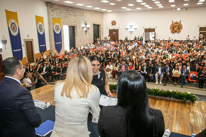 La rectora Yarabí Ávila González y autoridades universitarias durante la entrega de constancias a egresados de la Facultad de Odontología de la UMSNH.