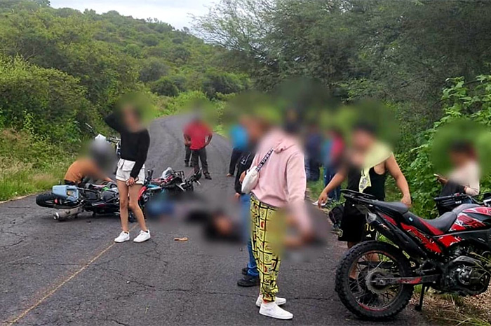 Zona acordonada por autoridades tras accidente vial en Michoacán.