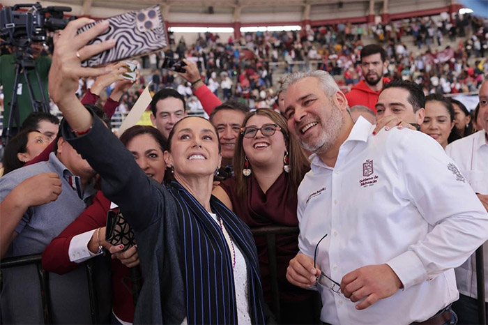 La presidenta Claudia Sheinbaum y el gobernador Alfredo Ramírez Bedolla se toman una selfie con ciudadanos en Michoacán.