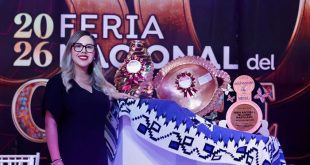 Piezas de cobre martillado durante la ceremonia de premiación.