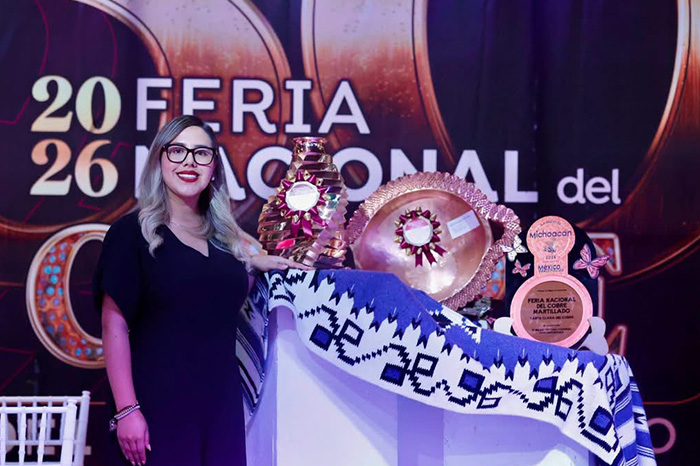 Piezas de cobre martillado durante la ceremonia de premiación.