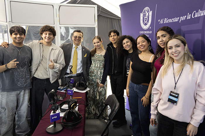 Estudiantes de Ciencias de la Comunicación de la UNLA cubriendo el evento Conecta Más 2026 en Morelia.