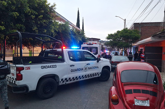 Unidades de emergencia y cintas de precaución custodiando una calle residencial en Michoacán.