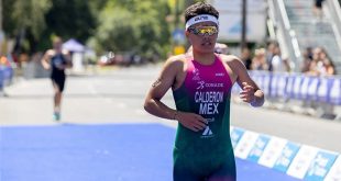 Atleta en plena competencia de triatlón realizando su recorrido en la prueba de ciclismo.