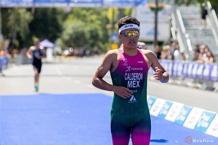 Atleta en plena competencia de triatlón realizando su recorrido en la prueba de ciclismo.