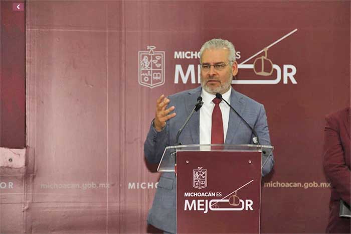 Gobernador de Michoacán ofreciendo rueda de prensa en Casa Michoacán.