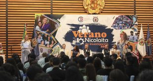 Estudiantes universitarios presentando sus proyectos de investigación en el congreso de la UMSNH.