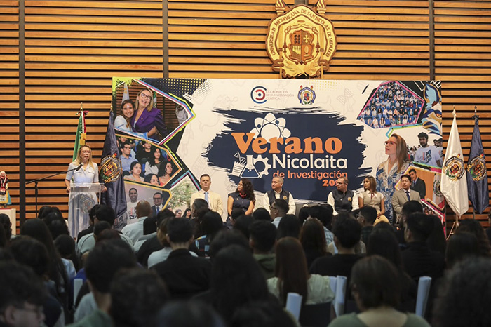 Estudiantes universitarios presentando sus proyectos de investigación en el congreso de la UMSNH.