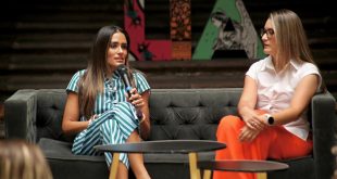 Mujeres reunidas en un evento público escuchando una ponencia sobre liderazgo femenino.