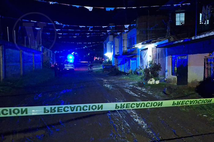 Unidades de emergencia y patrullas custodiando una vialidad urbana durante la noche.
