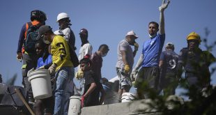 Edificios afectados y cuerpos de emergencia atendiendo labores de rescate en una zona urbana tras un movimiento telúrico.