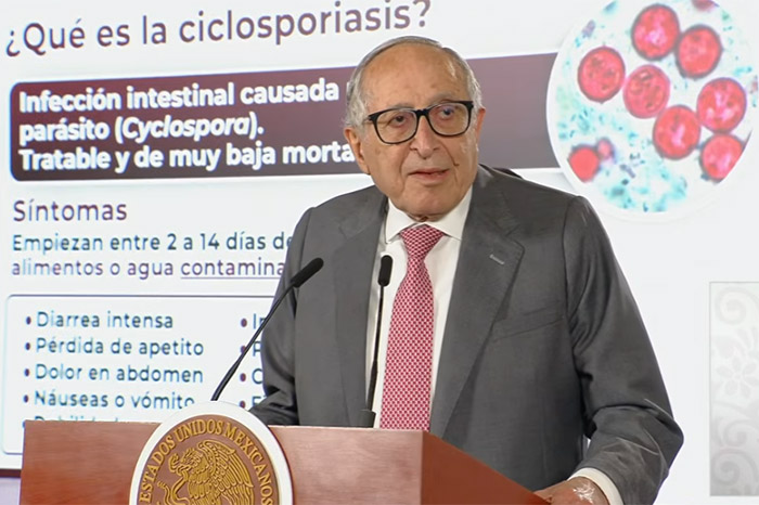 El secretario de Salud, David Kershenobich Stalnikowitz, durante la conferencia matutina hablando sobre la ciclosporiasis.