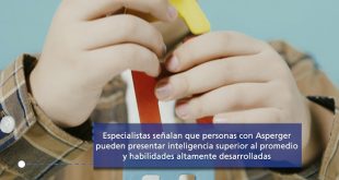Estudiantes y especialista durante una charla formativa en un auditorio universitario en Morelia.