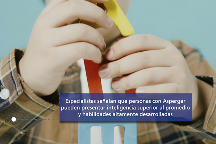 Estudiantes y especialista durante una charla formativa en un auditorio universitario en Morelia.
