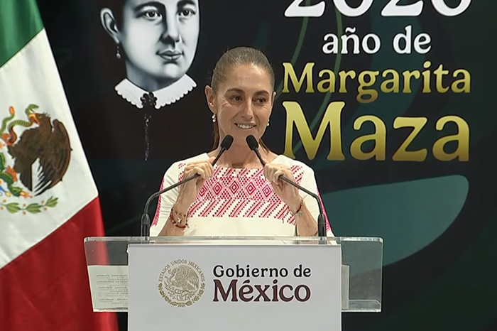 Mandataria federal dirigiéndose a los asistentes durante un evento oficial en un centro hospitalario.