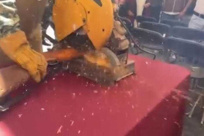 Elementos del Ejército Mexicano durante labores de destrucción de armas y equipamiento de seguridad.