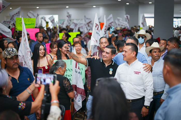 Asistentes reunidos en un mitin político encabezado por Carlos Torres Piña en Michoacán.