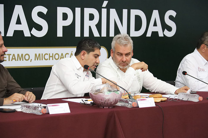 El alcalde Pablo Varona Estrada durante la reunión con representantes de pueblos originarios y funcionarios estatales en Huetamo.