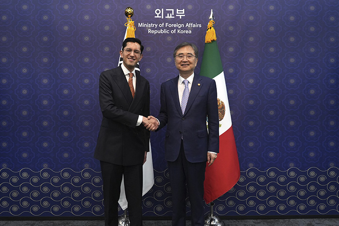 Banderas y reuniones oficiales entre representantes gubernamentales de México y Corea del Sur.