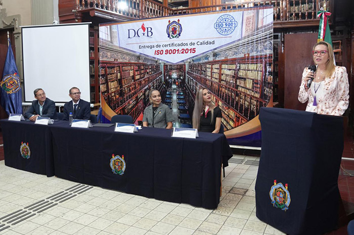 La rectora Yarabí Ávila González y autoridades universitarias durante la entrega de certificados ISO 9001:2015 a bibliotecas de la UMSNH en Morelia.