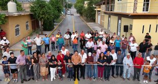 Calle pavimentada y autoridades municipales durante la inauguración en Huetamo, Michoacán.