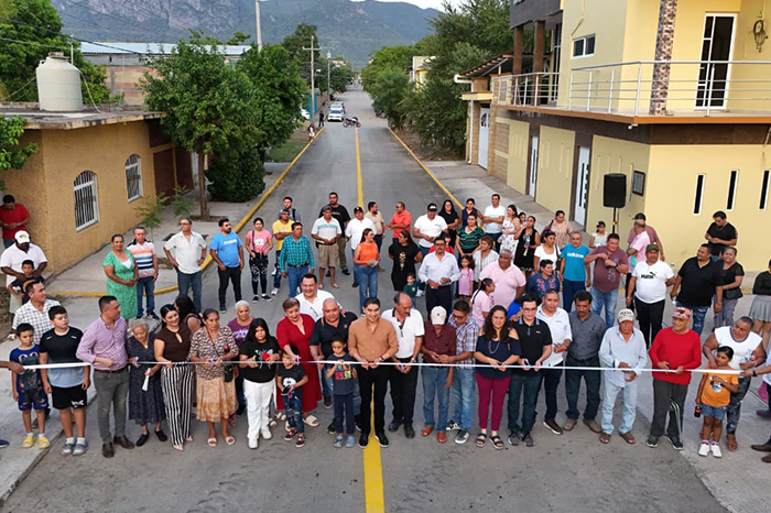Calle pavimentada y autoridades municipales durante la inauguración en Huetamo, Michoacán.