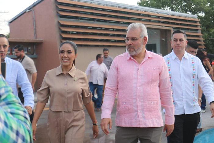 Autoridad municipal ofreciendo un discurso ante ciudadanos y funcionarios públicos.
