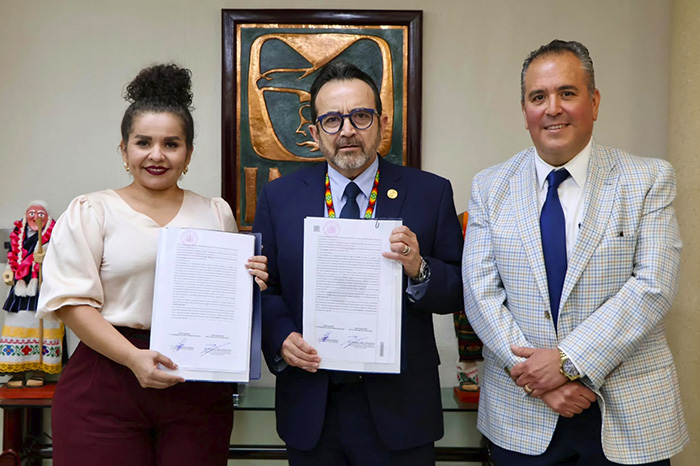 Autoridades municipales y de salud durante la firma de documentos oficiales en Morelia.