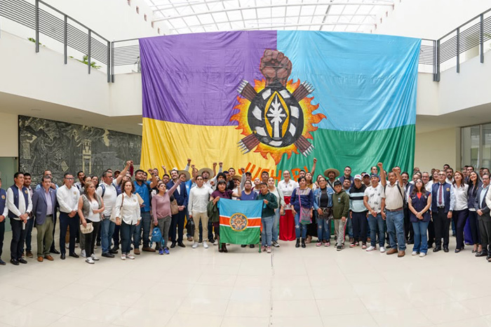 Autoridades universitarias y representantes de pueblos originarios durante la firma de acuerdos institucionales.