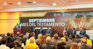 El gobernador Alfredo Ramírez Bedolla y representantes del Colegio de Notarios durante la firma del convenio en Michoacán.