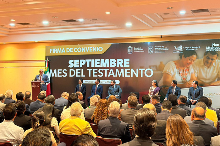 El gobernador Alfredo Ramírez Bedolla y representantes del Colegio de Notarios durante la firma del convenio en Michoacán.