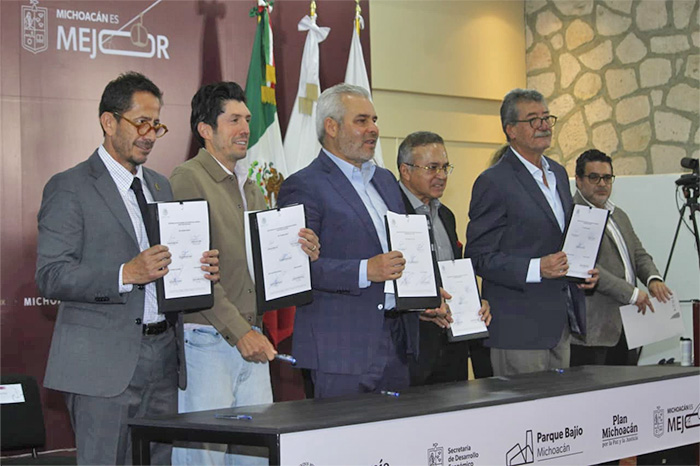 Autoridades estatales y empresarios durante la firma del fideicomiso del Parque Industrial Bajío en Michoacán.
