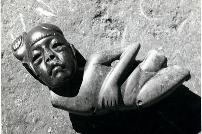 “Figurilla danzante, Tzintzuntzan, Michoacán”. Fotografía: Universidad de las Américas Puebla. Archivo Miguel Covarrubias, colecciones digitales. Expediente: Olmecas - Dibujos, fotografías y recortes, núm. 24797.