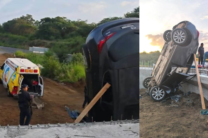 Camioneta cae a desnivel en obra de ampliación de autopista Siglo XXI; hay dos lesionados