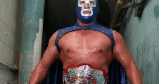 el luchador mexicano Blue Demon Jr es un hombre del otro lado de los machos alfa
