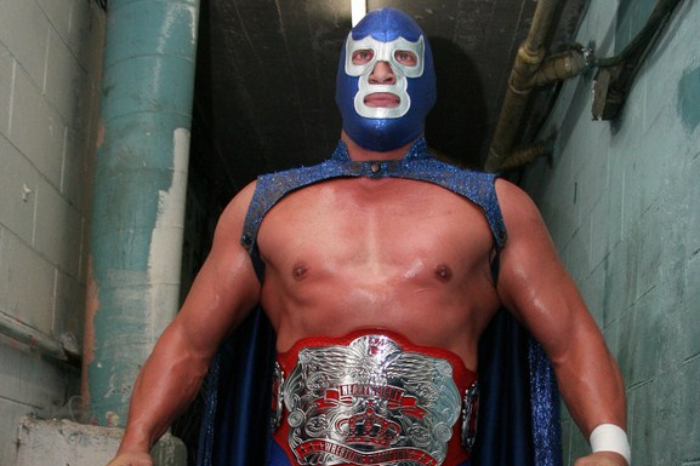 el luchador mexicano Blue Demon Jr es un hombre del otro lado de los machos alfa