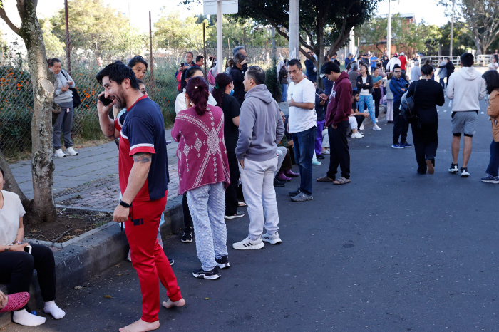 Personas evacuan edificios tras un fuerte temblor este lunes, en Bogotá (Colombia). Un temblor de magnitud 7,4 sacudió gran parte de Colombia