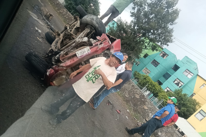 Unidades de emergencia y vialidad en el Libramiento Poniente de Morelia tras una volcadura.