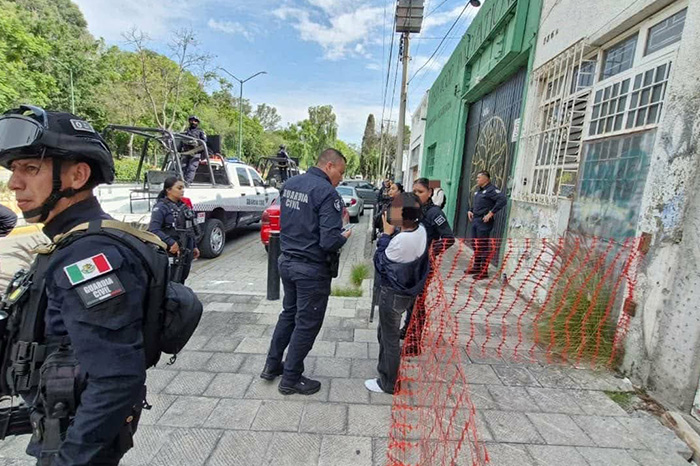 Unidades policiales y elementos de seguridad patrullando una zona urbana.
