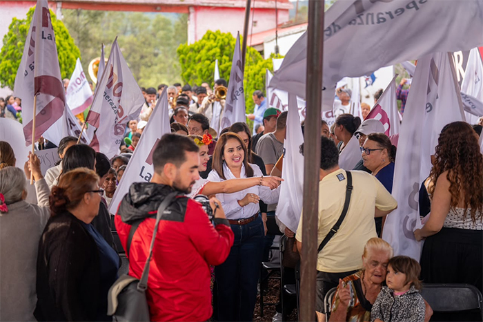 La morenista Gladyz Butanda Macías durante una asamblea informativa en Capula, Michoacán.