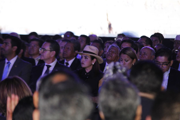 Presidenta municipal de Uruapan asistiendo a evento protocolario.