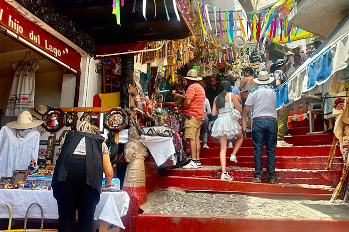 Turistas recorriendo destinos tradicionales de Michoacán acompañados por guías certificados.